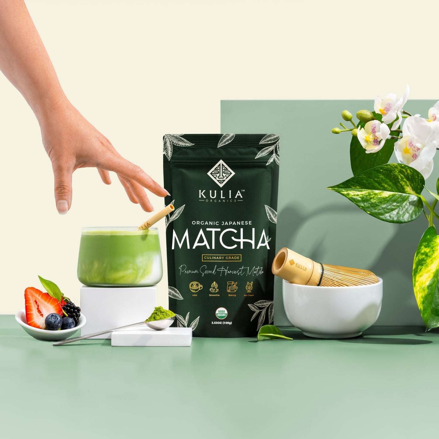 Matcha Recipe handmodel holding matcha latte front image